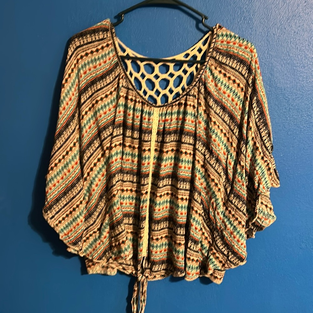 Live and let live. Crop top w tie. Size L